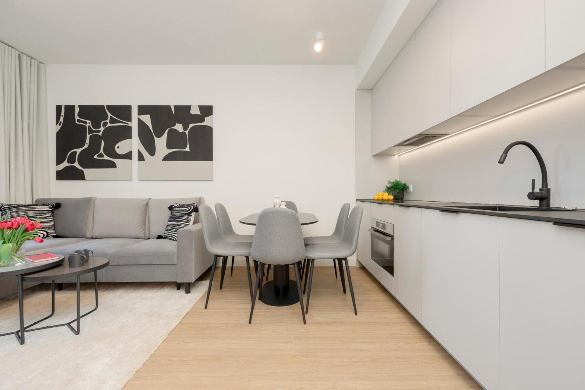 Three-bedroom Mokotow With Balcony By Renters Apartament Warszawa