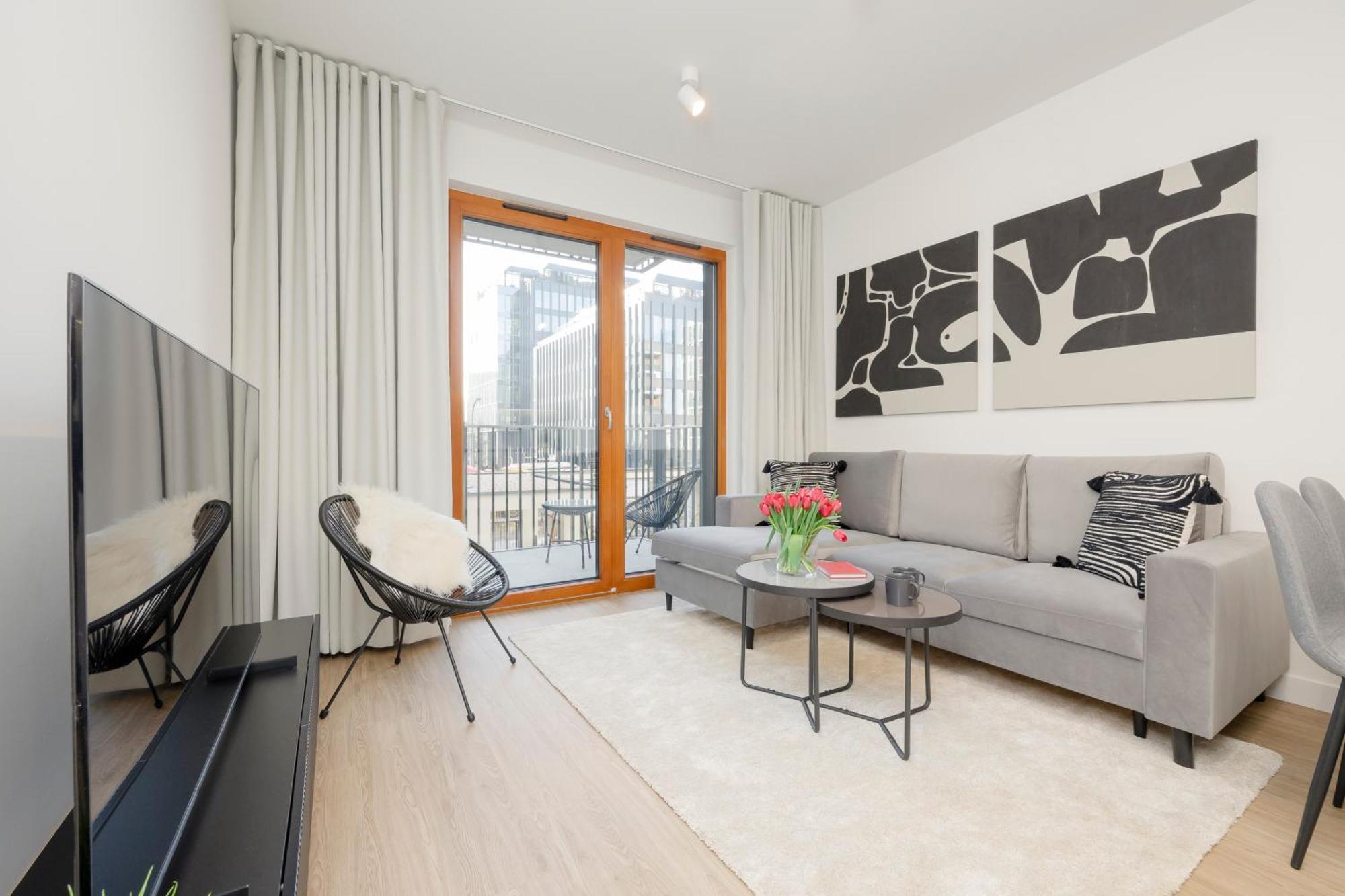 Three-bedroom Mokotow With Balcony By Renters Apartament Warszawa