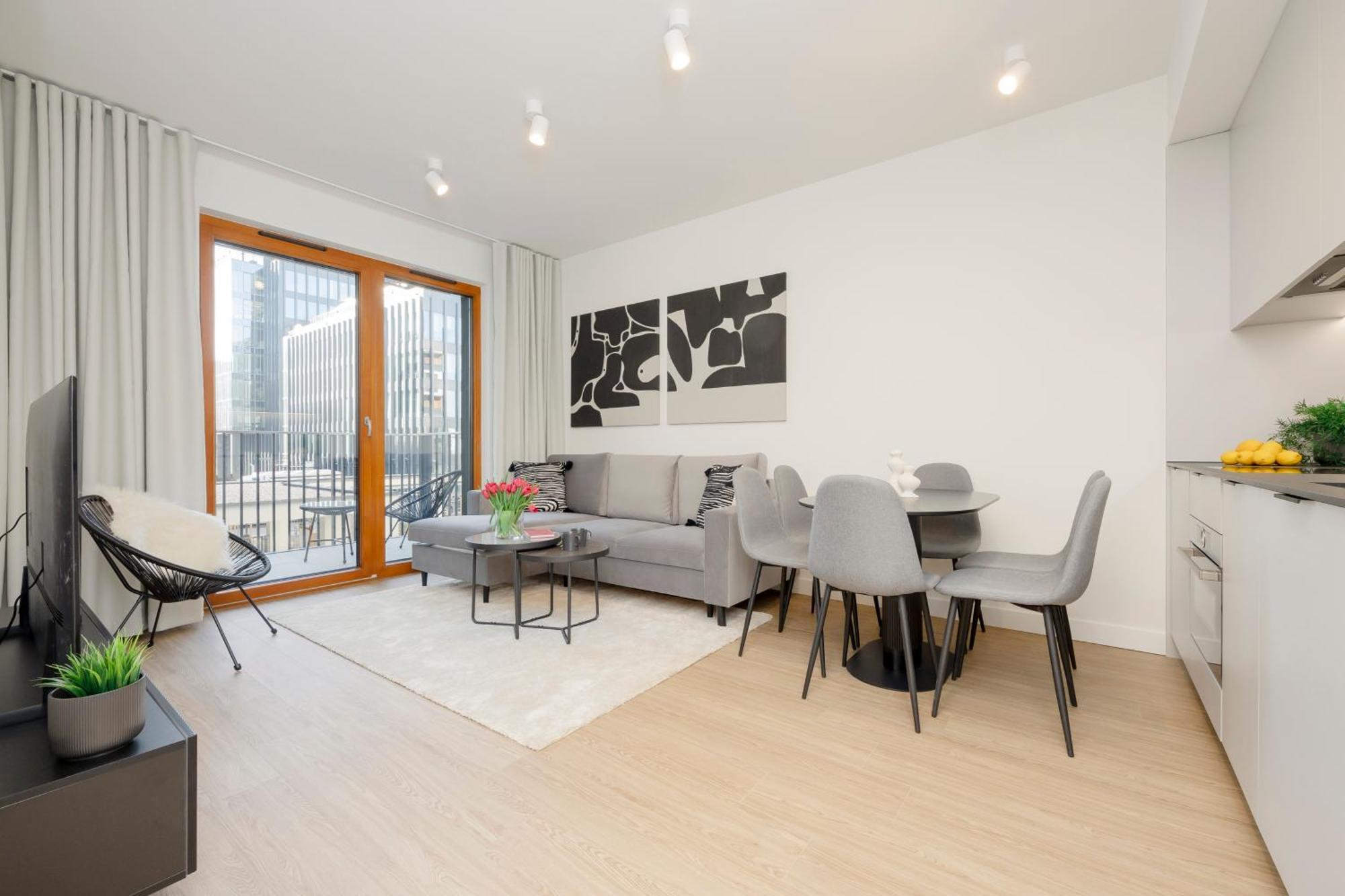 Three-bedroom Mokotow With Balcony By Renters Apartament Warszawa